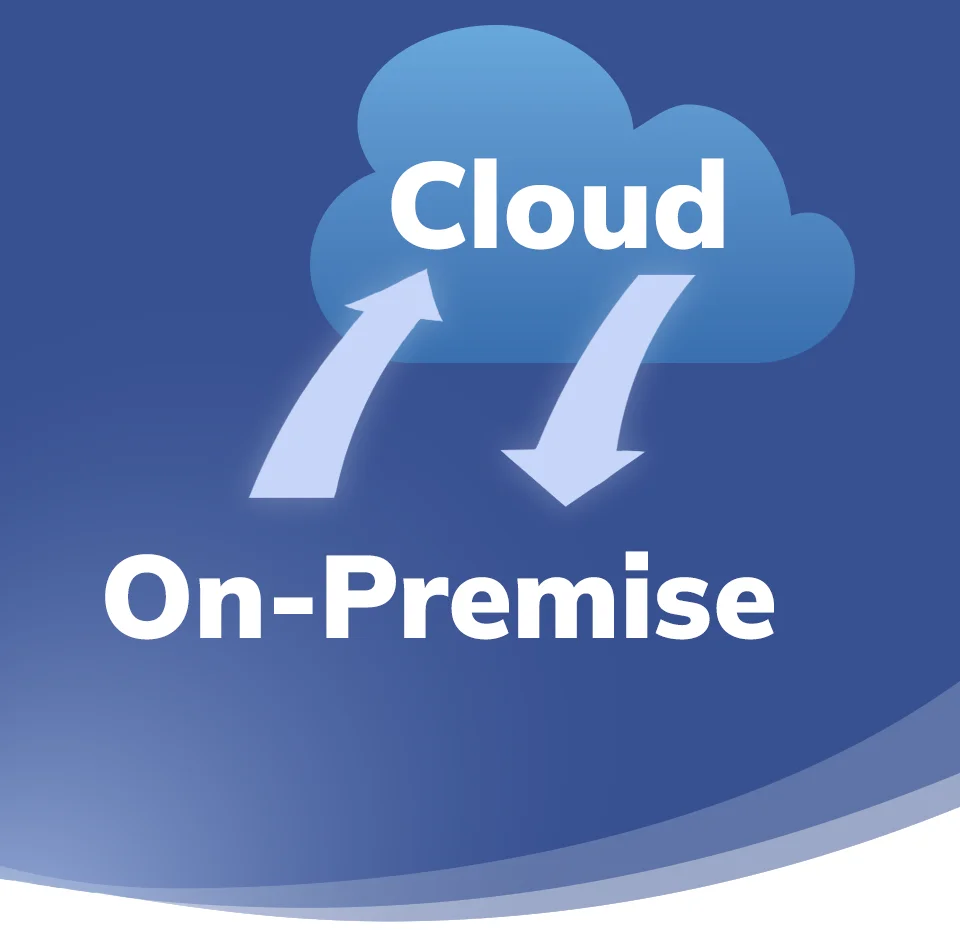 Blaue Grafik mit Wolke „Cloud“ und zwei Pfeilen zu „On-Premise“ – symbolisiert die freie Wahl des PIM-Betriebs.